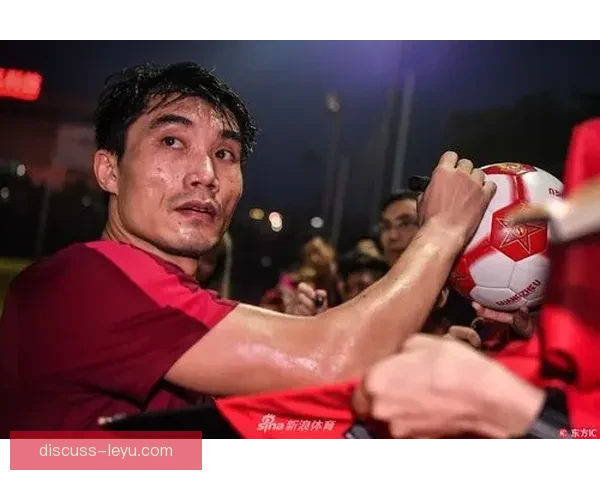 广州队逆转恒大夺冠，球迷激情庆祝现场热烈沸腾