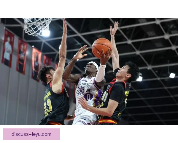 CBA季后赛激烈对决迎来关键场次球迷热议球队争冠前景